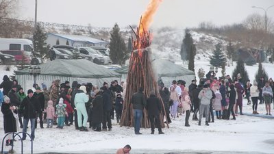 Без масок та дистанції: як святкують Водохреще на Буковині Без масок та дистанції: як святкують Водохреще на Буковині