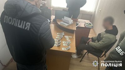 Дав хабар слідчому, аби уникнути відповідальності: на Одещині затримали чоловіка