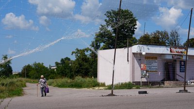 Жінка йде по вулиці в Руській Лозовій