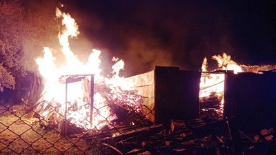 На Житомирщині під час пожежі вибухнув газовий балон: двоє юнаків у лікарні На Житомирщині під час пожежі вибухнув газовий балон: двоє юнаків у лікарні
