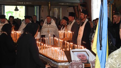 На Тернопільщині попрощалися з бійцем Сергієм Степанюком На Тернопільщині попрощалися з бійцем Сергієм Степанюком