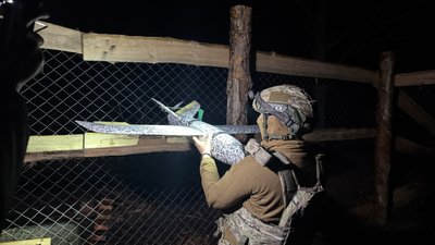 Українськи військові готують дрон-перехоплювач до полювання на "Шахеди"