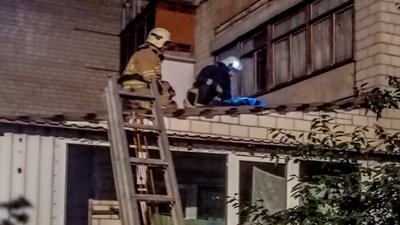 Рятувальники знімають підлітка з даху прибудови