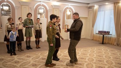 Скаути з організації "Пласт" передали Головнокомандувачу ЗСУ Віфлеємський вогонь миру