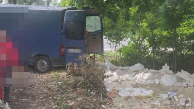 На Львівщині судитимуть чоловіків, які викинули будівельне сміття у лісосмугу