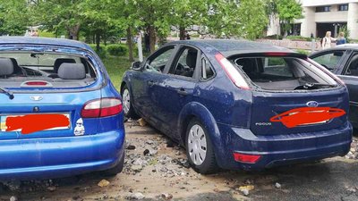 Затоплений перехід метро та потрощені автівки. У столичному Голосіїво прорвало трубу Затоплений перехід метро та потрощені автівки. У столичному Голосіїво прорвало трубу