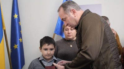 У Черкасах родинам загиблих прикордонників вручили ордени У Черкасах родинам загиблих прикордонників вручили ордени