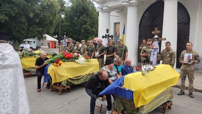 "Це героїчний вчинок": у Полтаві попрощалися із трьома захисниками, які загинули на війні з Росією