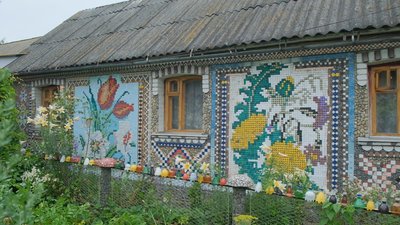 На Вінниччині пенсіонер прикрасив будинок візерунками з пластикових кришечок