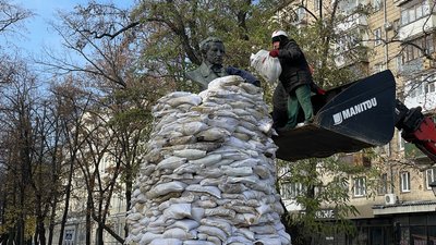 У Харкові пам'ятник Пушкіну обклали мішками з піском У Харкові пам'ятник Пушкіну обклали мішками з піском