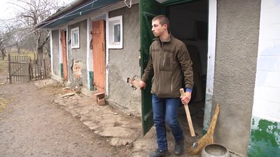 17-річний Назар планує взяти опікунство над молодшими братами і сестрами. 17-річний Назар планує взяти опікунство над молодшими братами і сестрами.