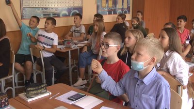 Школярі хімію люблять через те, що їх вчителька Наталія Володимирівна уроки проводить нестандартно. Фото: Суспільне Поділля Школярі хімію люблять через те, що їх вчителька Наталія Володимирівна уроки проводить нестандартно. Фото: Суспільне Поділля