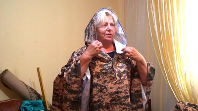 "Немає кому працювати, а попит щодня збільшується": вінничанки шиють плащі і каремати для оборонців "Немає кому працювати, а попит щодня збільшується": вінничанки шиють плащі і каремати для оборонців