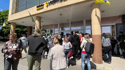 Запис у черзі на два дні вперед: у Черкасах розкуповують нову марку з російським кораблем