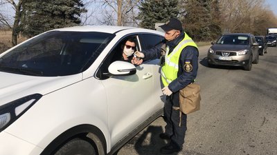 Двоє з Польщі, у 22-х температура - ситуація на блокпостах Франківська станом на 15:00