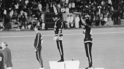 Томмі Сміт та Джон Карлос на подіумі Олімпіади-1968 Томмі Сміт та Джон Карлос на подіумі Олімпіади-1968