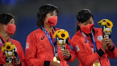 Олімпійська чемпіонка з софтболу отримає нову золоту медаль через укус мера міста: фото