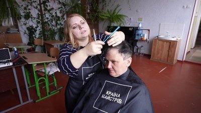 У Приютівській громаді на Кіровоградщині їздить "Мандрівна перукарня"