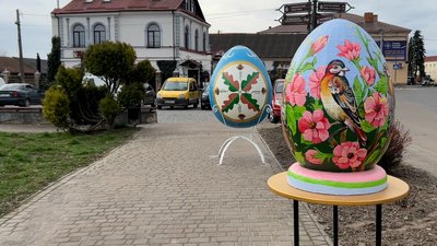 "Одна краща іншої": на алеї в центрі Дубна на Рівненщині встановили 16 писанок