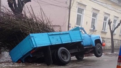 У Чернівцях комунальна вантажівка частково провалилася під асфальт