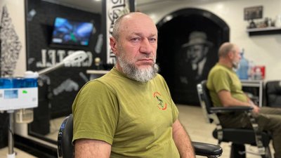 Барбер з Кривого Рогу безкоштовно голить та стриже військових Барбер з Кривого Рогу безкоштовно голить та стриже військових