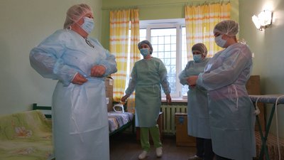 У черкаській лікарні медиків вчать лікувати хворих на коронавірус У черкаській лікарні медиків вчать лікувати хворих на коронавірус