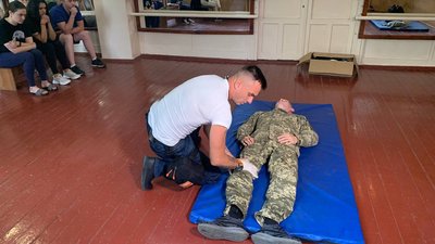 У прифронтовій громаді на Дніпропетровщині жителів навчають медичній допомозі У прифронтовій громаді на Дніпропетровщині жителів навчають медичній допомозі