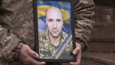 У Ромах на Сумщині провели в останню путь загиблого військового Артема Шкуліпу У Ромах на Сумщині провели в останню путь загиблого військового Артема Шкуліпу
