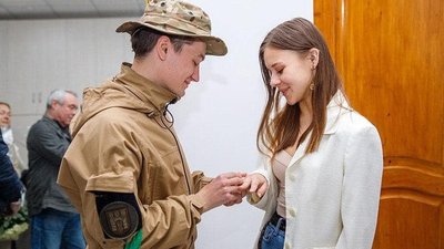 "Наше кохання здолає будь-які труднощі". На Івано-Франківщині одружився боєць Нацгвардії