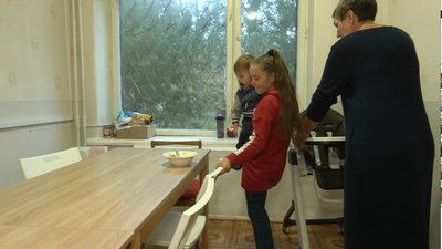 Живуть у дитсадку без опалення: у Черкасах для багатодітної родини переселенців шукають новий дім Живуть у дитсадку без опалення: у Черкасах для багатодітної родини переселенців шукають новий дім