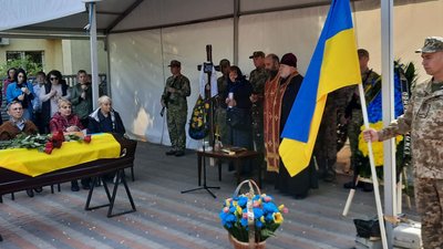 Дражнили Гномом за невисокий зріст, а він став титаном і тримав небо: черкащани попрощалися із Максиміліаном Склянським Дражнили Гномом за невисокий зріст, а він став титаном і тримав небо: черкащани попрощалися із Максиміліаном Склянським
