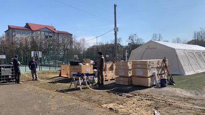 Діагностують та видають іноземні ліки. У Чернівцях запрацював американський польовий госпіталь