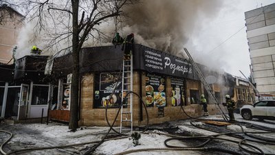 Гасіння пожежі у кафе "Розмарин" у Харкові Гасіння пожежі у кафе "Розмарин" у Харкові