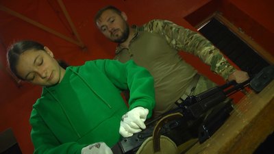 Хмельничанка вперше в житті розбирає зброю Хмельничанка вперше в житті розбирає зброю