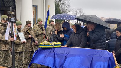 "Наших було п’ять в окопі, їх було 40": у Полтаві попрощалися з п’ятьма захисниками