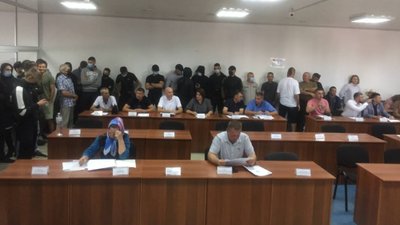 На сесії міськради на Рівненщині до зали зайшли десятки невідомих. Що відбувається