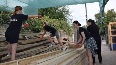 Херсонка допомагає розбирати завали у деокупованих селах на Чернігівщині