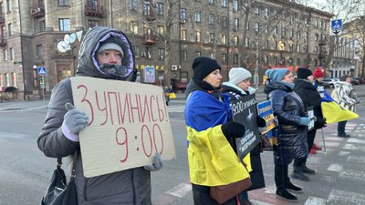 Люди під час хвилини мовчання у Миколаєві