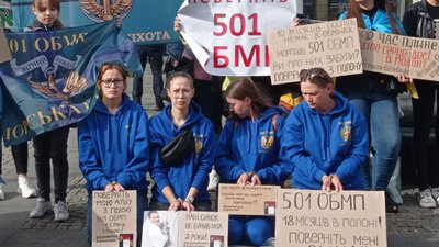 У Дніпрі рідні військовополонених провели акцію У Дніпрі рідні військовополонених провели акцію