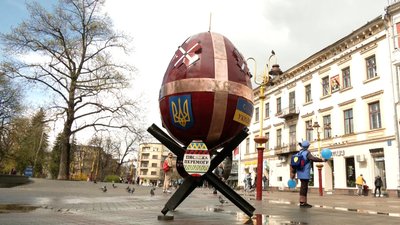 У середмісті Івано-Франківська відкрили інсталяцію "Писанка перемоги"