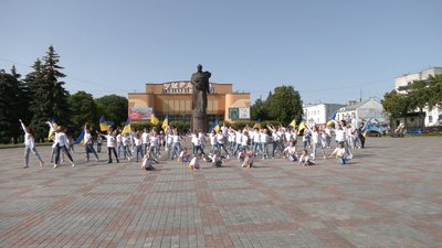 У центрі Рівного діти танцювали й збирали гроші на ЗСУ