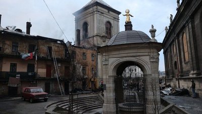 Подвір'я Бернардинського монастиря після атаки РФ
