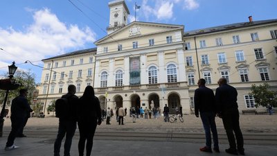 Біля львівської Ратуші підняли прапор кримських татар