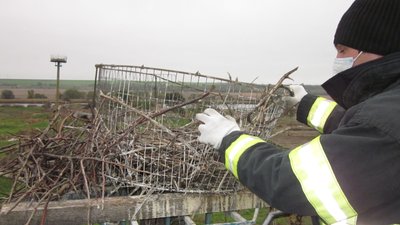 Рятувальники допомогли жителям Херсонщини встановити гнізда для лелек