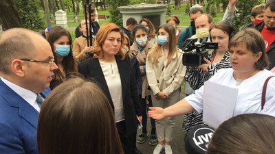 Медичні сестри влаштували акцію під МОЗ через низьку зарплату. Степанов пообіцяв внести законопроєкт