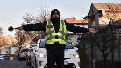 Основні жести регулювальника: тернопільські поліцейські нагадують правила Основні жести регулювальника: тернопільські поліцейські нагадують правила