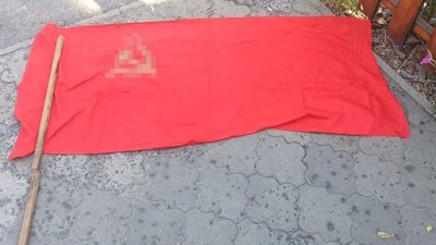 Розмахував на вулиці прапором СРСР. На Дніпропетровщині чоловіка підозрюють у пропаганді комуністичного режиму
