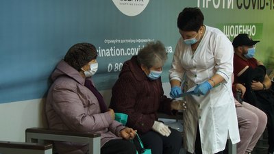 Збираються черги: у центрі вакцинації в Черкасах щодня щеплюють близько 400 охочих Збираються черги: у центрі вакцинації в Черкасах щодня щеплюють близько 400 охочих