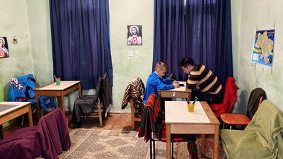 "Їжею і дровами на зиму вже запаслися". Як на Закарпатті працює безкоштовний хостел для переселенців
