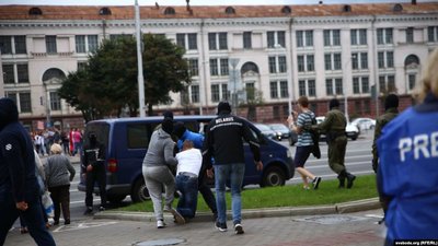 У Мінську невідомі в балаклавах затримують студентів